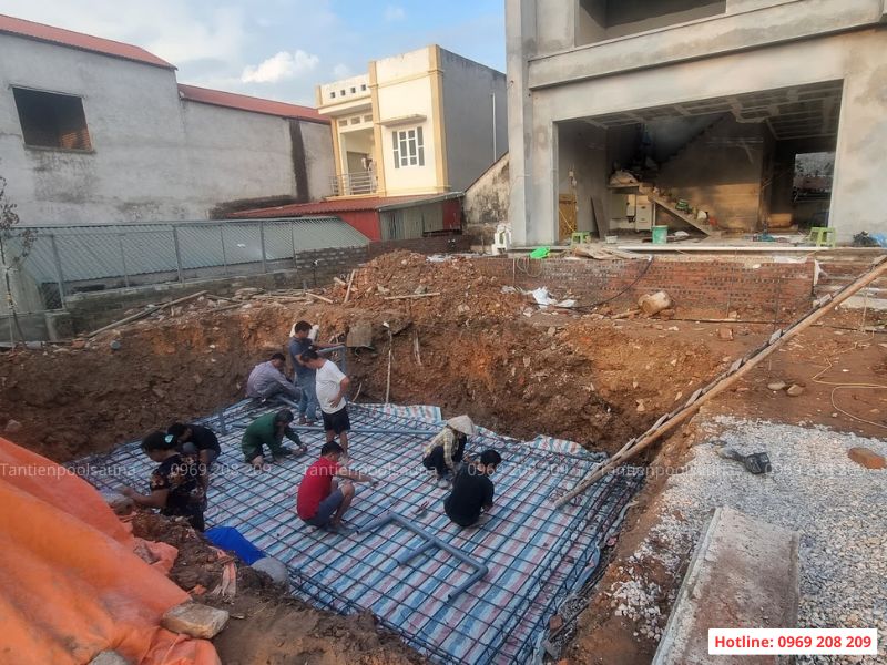 Hoàn thiện thi công bể bơi gia đình anh Sơn tại Bắc Giang Đan sắt đáy bể bơi