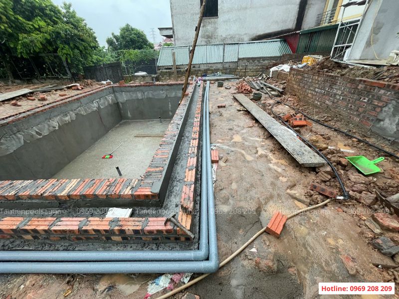 Hoàn thiện thi công bể bơi gia đình anh Sơn tại Bắc Giang Đặt các đường ống chờ bể bơi dẫn về phòng kỹ thuật