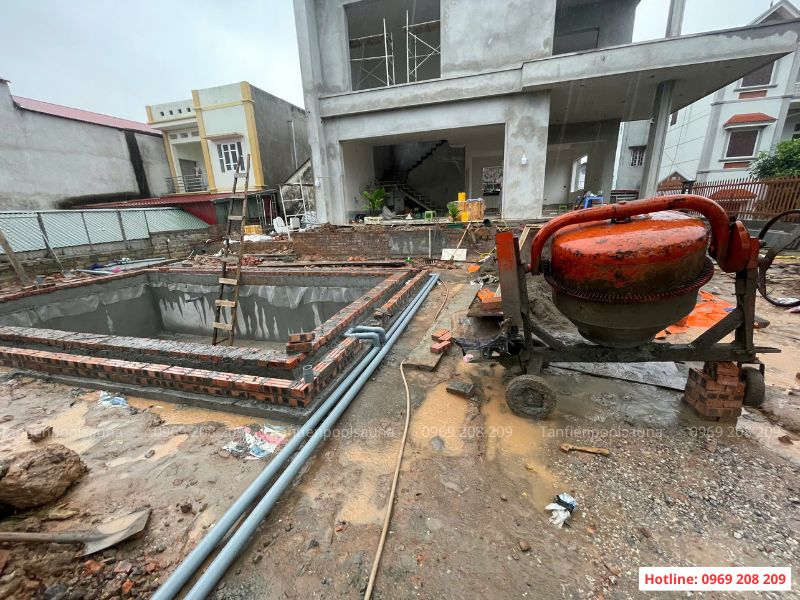 Hoàn thiện thi công bể bơi gia đình anh Sơn tại Bắc Giang Đặt các đường ống chờ bể bơi dẫn về phòng kỹ thuật