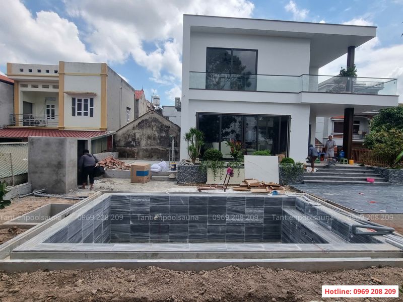 Hoàn thiện thi công bể bơi gia đình anh Sơn tại Bắc Giang Hoàn thiện khâu chống thấm và ốp đá tự nhiên cho bể bơi