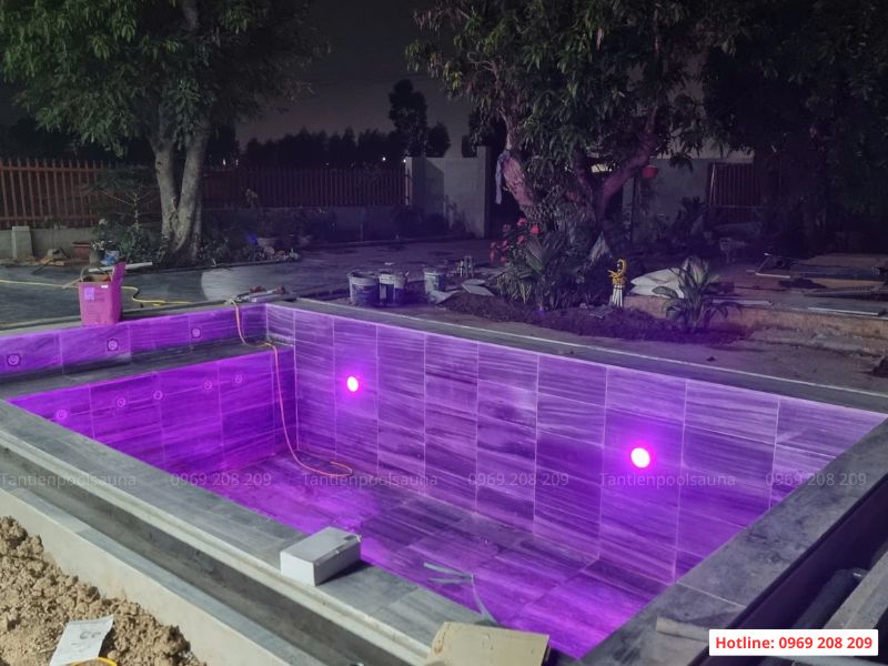 Hoàn thiện thi công bể bơi gia đình anh Sơn tại Bắc Giang Lắp đặt và test hệ thống 4 đèn led chiếu sáng đổi màu