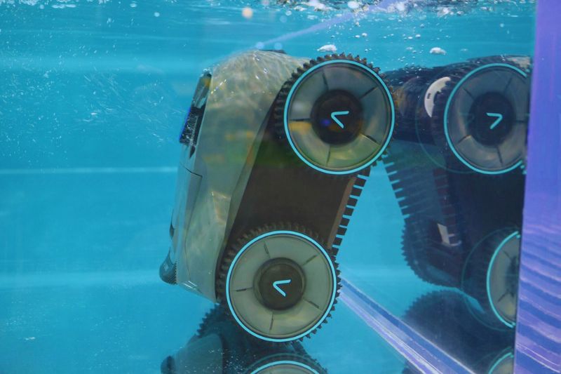 Robot vệ sinh bể bơi