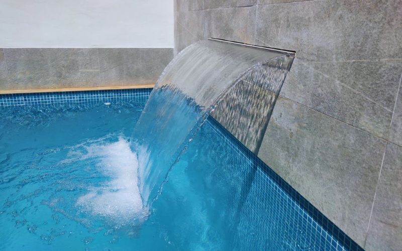 Thác nước xả tràn cho bể bơi