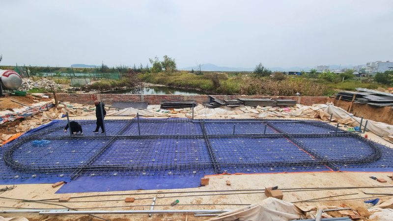 đan sắt và đặt ống chờ bể bơi