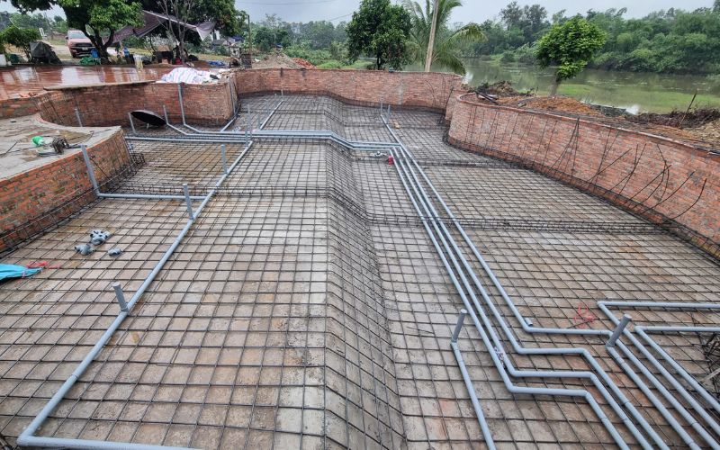 đặt các tuyến ống chờ cho bể bơi