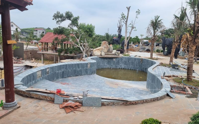 Thiết kế bể bơi sân vườn lượn vòng mềm mại tại Homestay Bắc Giang Thi công bể bơi homestay Bắc Giang