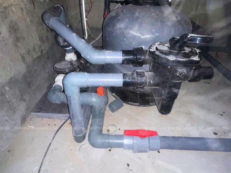 Phòng máy bể bơi sử dụng bình lọc van ngang