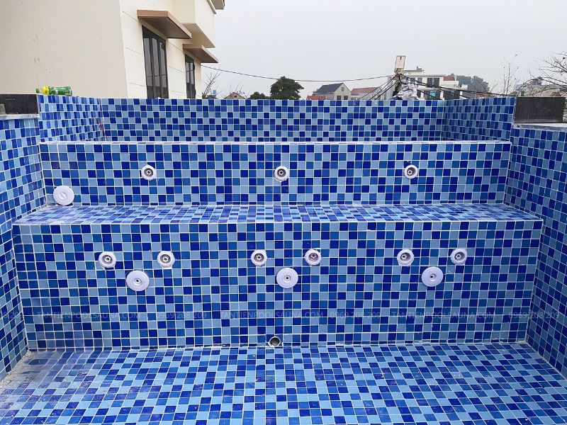 Hoàn thiện ốp gạch mosaic tại khu vực ngồi sục massage