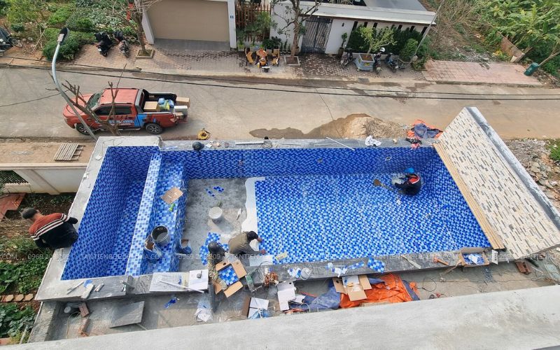 Ốp gạch mosaic cho bể bơi 