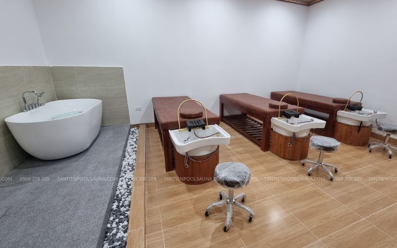 Khu vực giường nằm massage gội đầu dược liệu và kèm một bồn sục acrylic