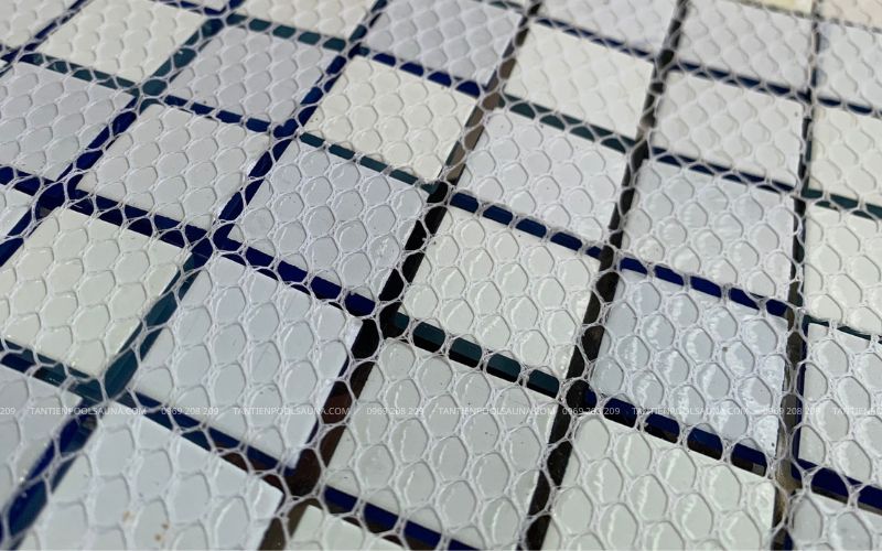 Mặt sau của vỉ gạch mosaic thủy tinh