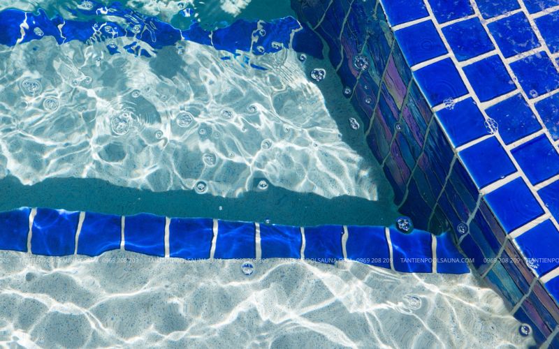 Ốp lát gạch kính mosaic màu xanh đậm
