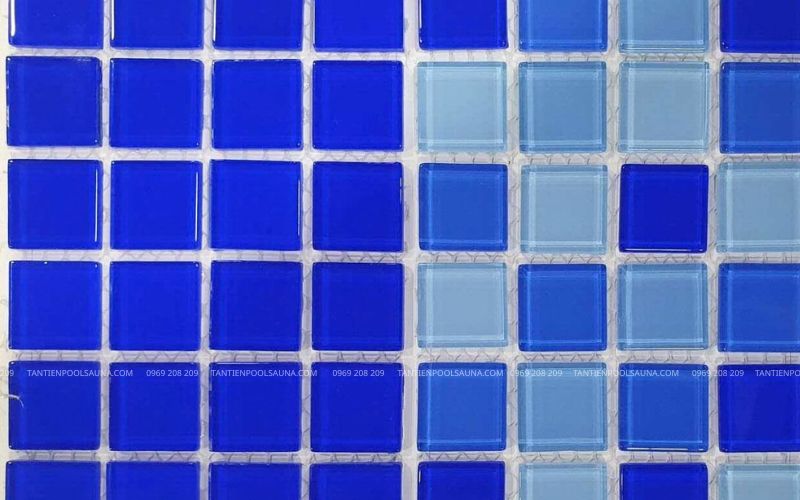 Gạch mosaic trộn 3 màu và mẫu gạch 1 tone màu xanh đậm