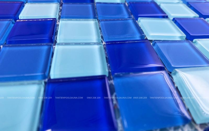 Gạch mosaic trộn 3 màu viên 25x25mm Cận cảnh bề mặt các viên gạch mosaic 25x25m