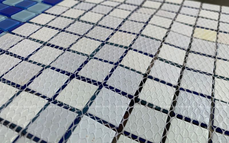 Gạch mosaic trộn 3 màu viên 25x25mm Mặt dưới của vỉ gạch mosaic thủy tinh trộn màu