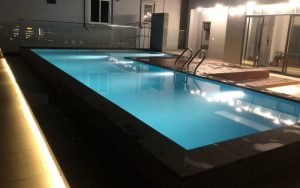 Bể bơi khách sạn tầng thượng tại Hạ Long