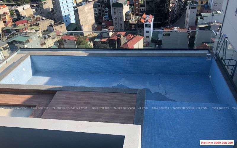 Bể bơi khách sạn thành phố Hạ Long