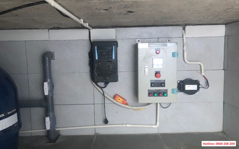 Bảng điều khiển bộ điện phân muối và tủ điện bể bơi