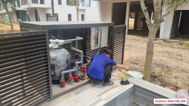 Phòng máy vận hành bể bơi tích hợp tại một đầu của bể bơi