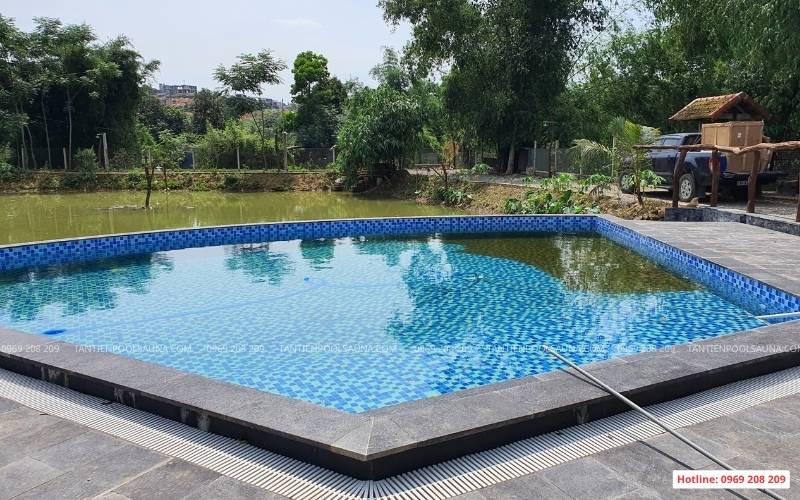 Hút vệ sinh đáy bể bơi