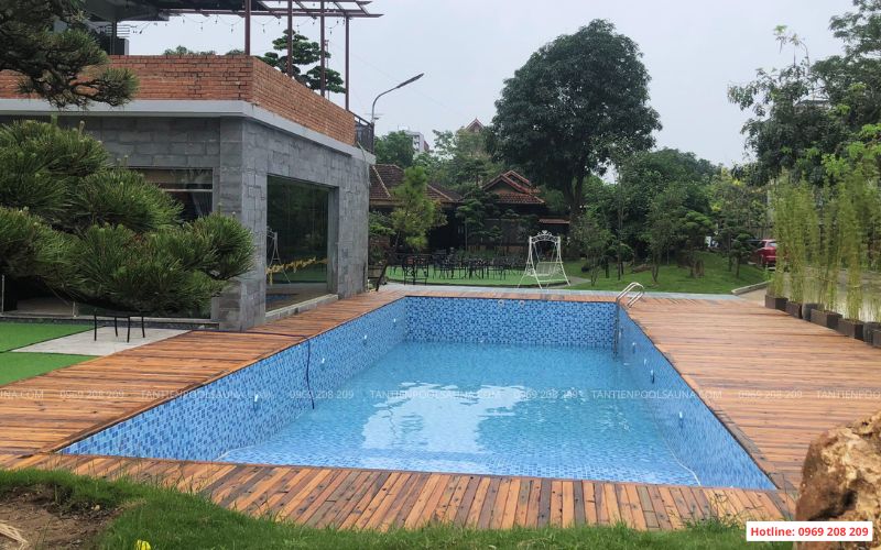 Cấp nước vào bể bơi để xử lý lần đầu 