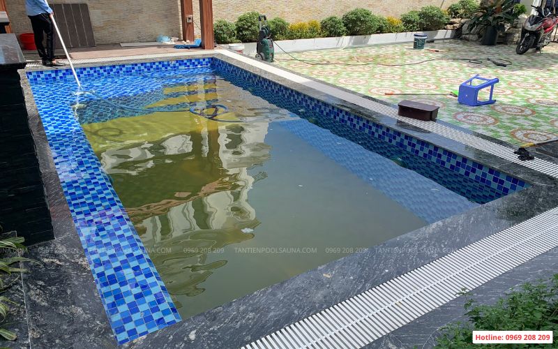 Hút vệ sinh đáy bể bơi gia đình