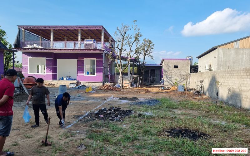 Đào đất đánh dấu vị trí bể bơi