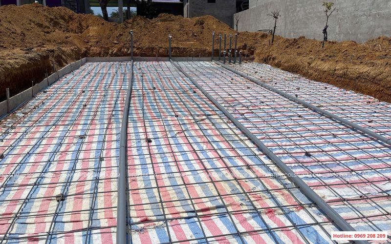 Đặt các đường ống chờ cho bể bơi