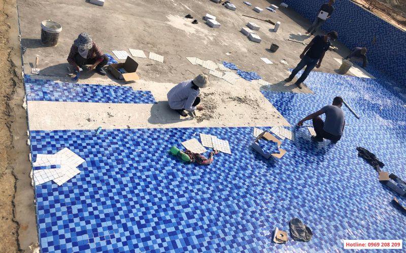 Ốp lát bể bơi bằng gạch mosaic thủy tinh trộn 3 màu 