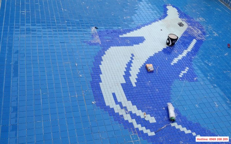 Gạch mosaic thủy tinh kèm họa tiết cá heo sinh động