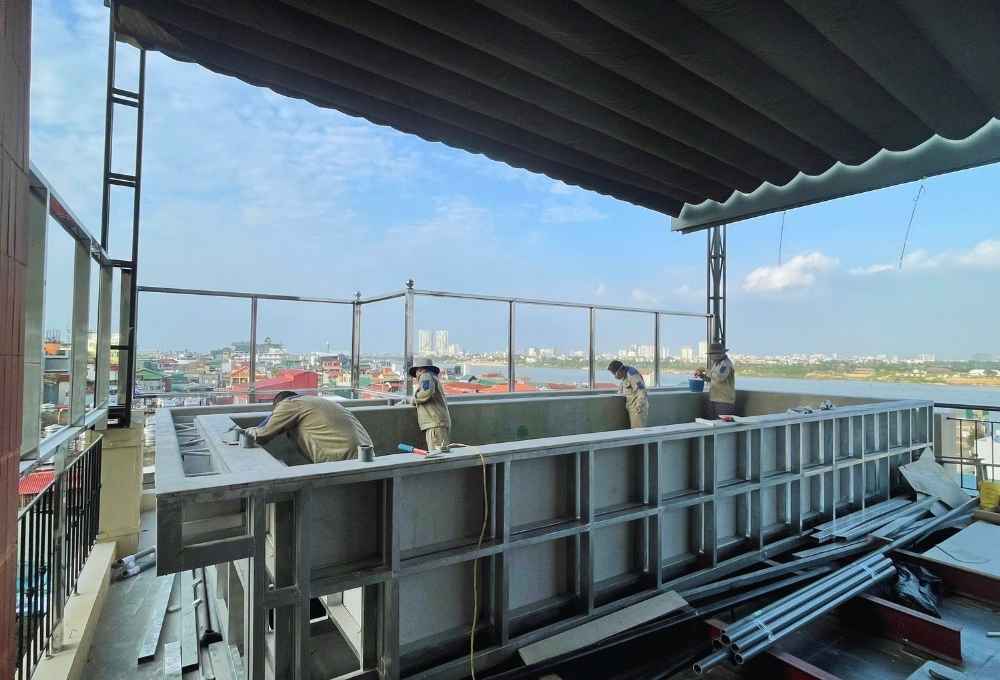 Tiến hành vào các lớp composite bể bơi