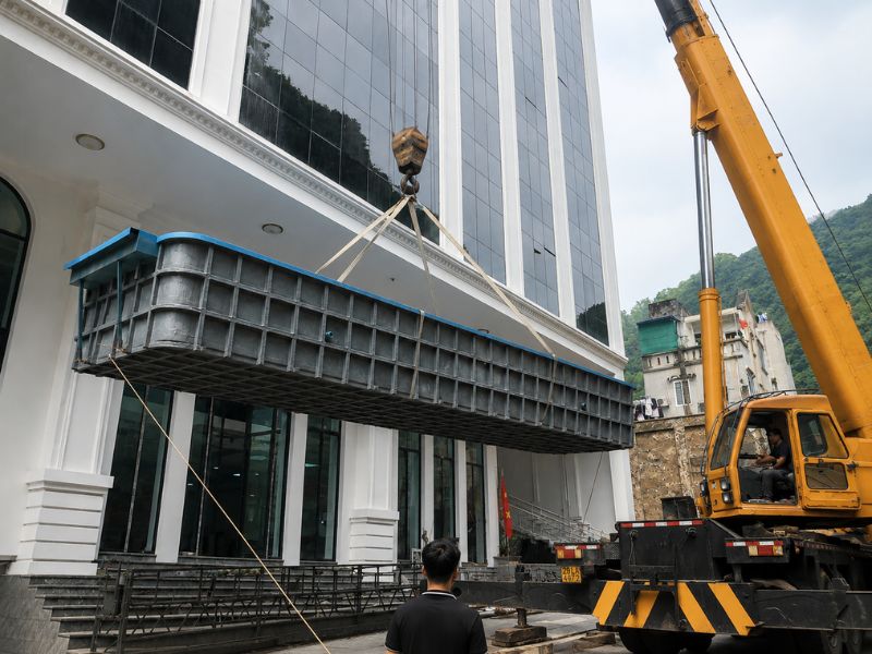 Cẩu bể bơi nhựa composite lên tầng thượng