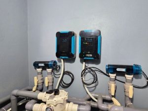 Bộ điện phân muối bể bơi tích hợp trong phòng máy