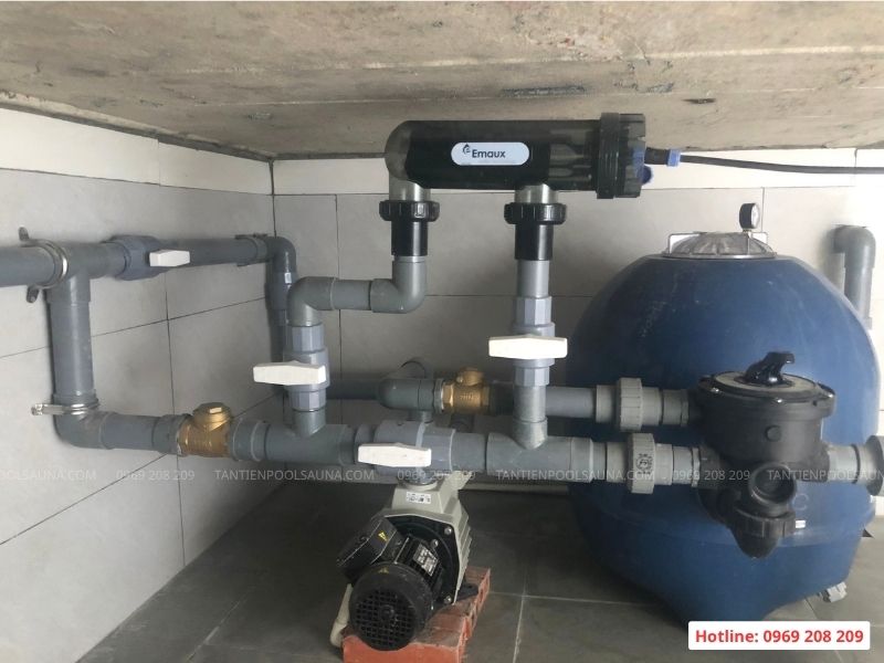 Bể bơi điện phân muối là gì? Cấu tạo, nguyên lý hoạt động, ưu nhược điểm và chi phí đầu tư Phòng máy bể bơi có tích hợp bộ điện phân muối Emaux