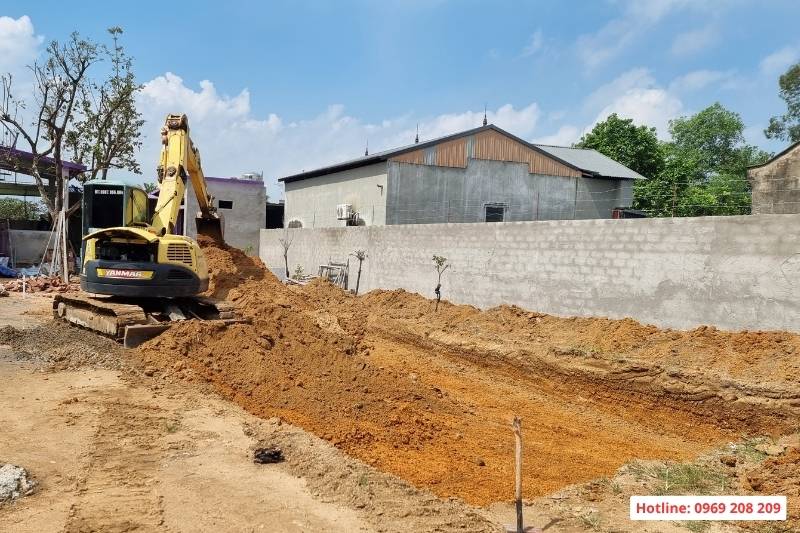 Thi công bể bơi gia đình trọn gói: Báo giá, quy trình và kinh nghiệm thực tế Đào đất tạo hố thi công bể bơi