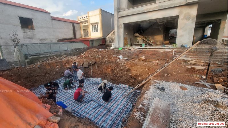 Thi công bể bơi gia đình trọn gói: Báo giá, quy trình và kinh nghiệm thực tế Đan sắt đáy bể bơi gia đình chuân bị đổ bê tông