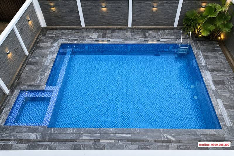 Thi công bể bơi gia đình trọn gói: Báo giá, quy trình và kinh nghiệm thực tế Bể bơi gia đình thi công ở sân vườn