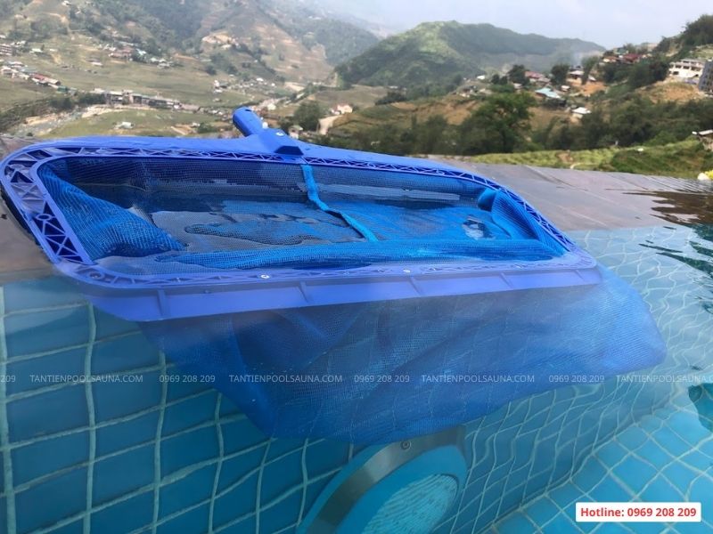 Dụng cụ vệ sinh bể bơi gồm những gì? Hướng dẫn lựa chọn & sử dụng Vợt rác bể bơi loại sâu lòng, chiều dài lưới tới 40cm