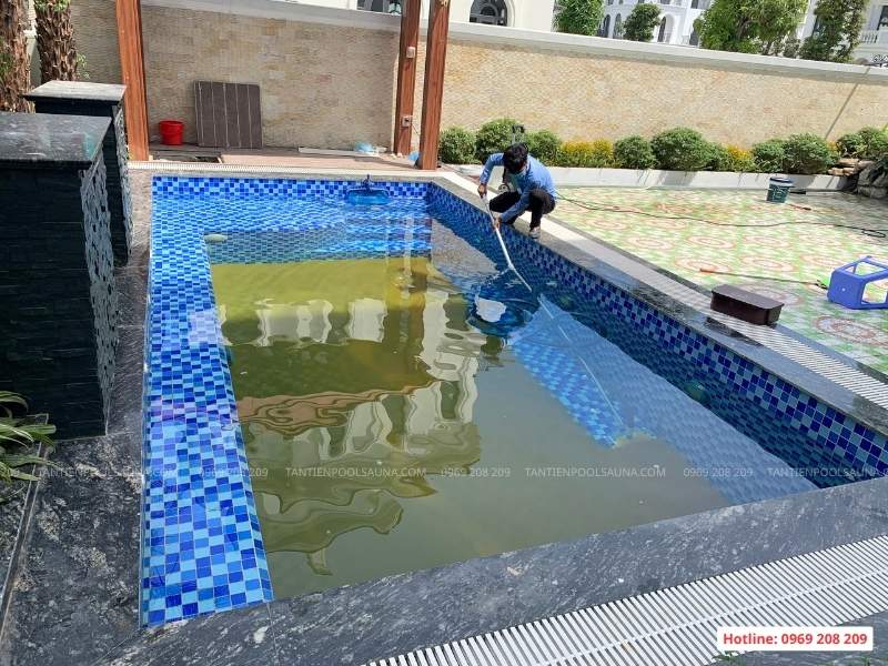 Dụng cụ vệ sinh bể bơi gồm những gì? Hướng dẫn lựa chọn & sử dụng Hút đáy vệ sinh bể bơi