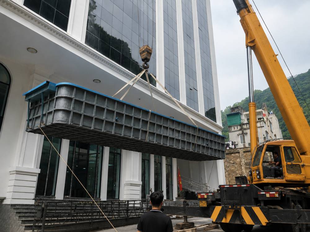 Cẩu bể bơi composite lên tầng thượng