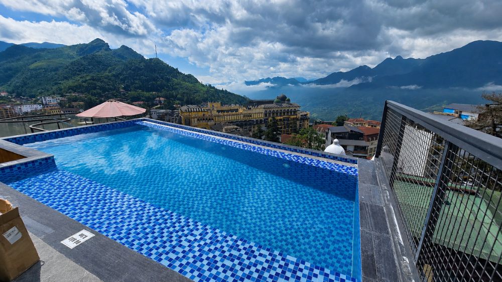 Hoàn thiện thi công lắp đặt bể bơi composite trên tầng thượng