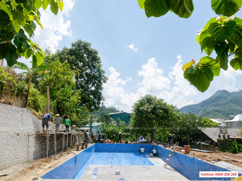 Tân Tiến hoàn thiện bể bơi kinh doanh Bằng Thành, Thái Nguyên (Bắc Kạn cũ) Ốp lát bể bơi bằng gạch mosaic trộn 3 màu