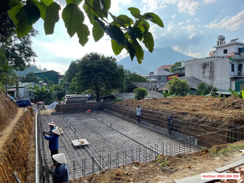 Tân Tiến hoàn thiện bể bơi kinh doanh Bằng Thành, Thái Nguyên (Bắc Kạn cũ) Đan sắt đáy thành bể bơi