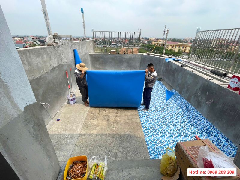 Bể bơi trên sân thượng: Những điều cần biết trước khi thiết kế và thi công Bể bơi dán tấm bạt Liner họa tiết mosaic