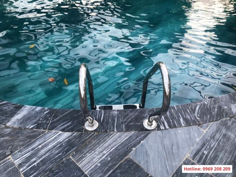 Thiết bị bể bơi gia đình gồm những gì? Tư vấn lựa chọn phù hợp Thang bể bơi inox
