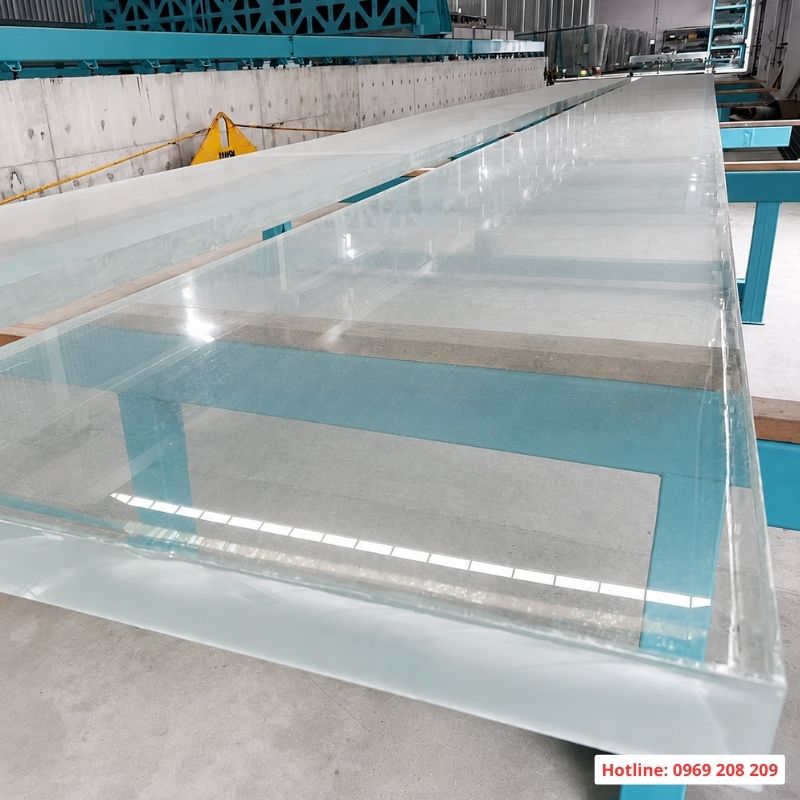 Vách acrylic gia công tại xưởng dài >10m