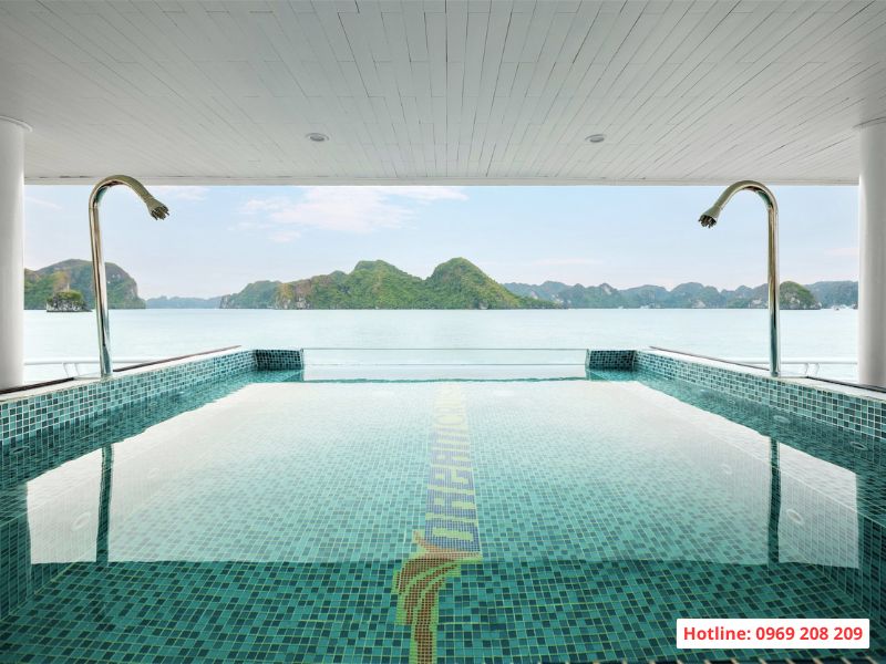 Bể sục thi công với 1 vách acrylic trong suốt
