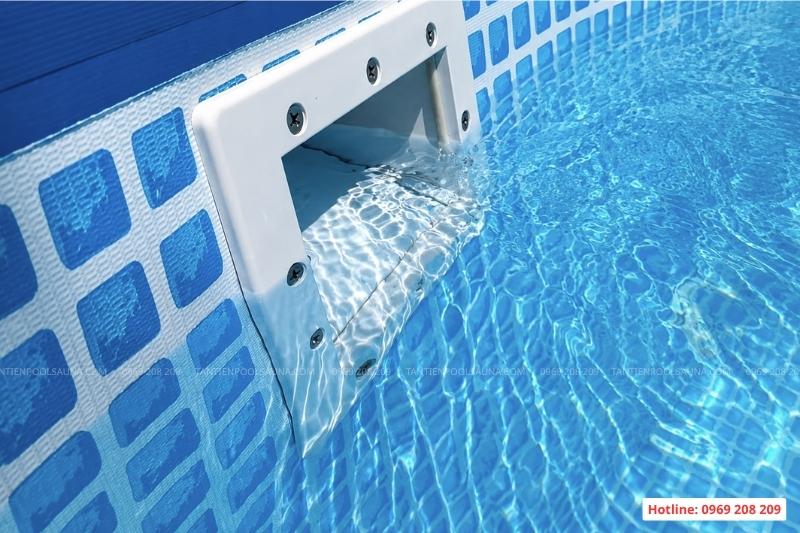 Bể bơi Skimmer là gì? Cấu tạo, nguyên lý và cách thiết kế Guồng thu nước đang đi qua phụ kiện skimmer