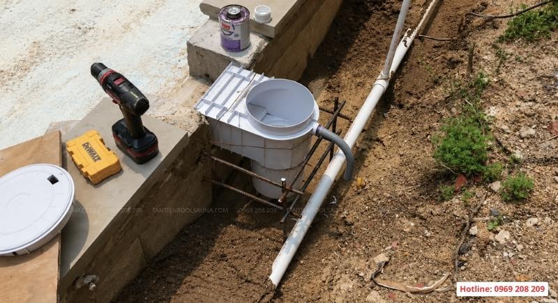 Bể bơi Skimmer là gì? Cấu tạo, nguyên lý và cách thiết kế Đặt chờ sẵn phụ kiện skimmer trong quá trình xây bể bơi