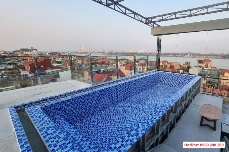 Bể bơi trên sân thượng: Những điều cần biết trước khi thiết kế và thi công Hoàn thiện phần ốp lát công trình bể composite khách sạn